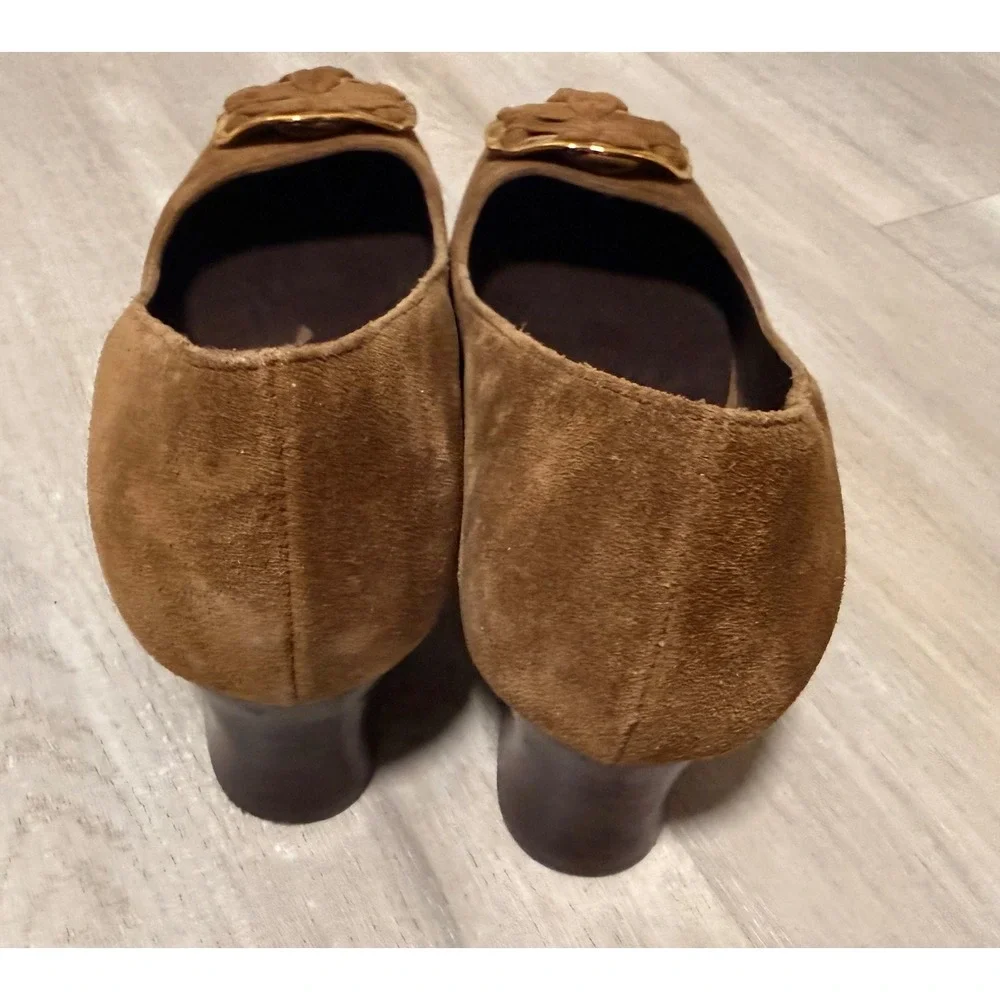 Tory Burch Suede Block Heel Pumps Women 8M Brown Good Gold Logo Medallion